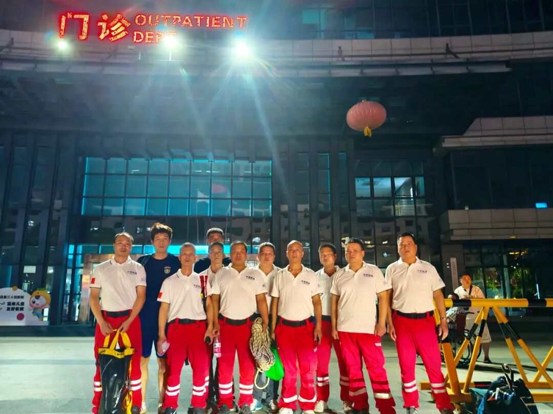 惊险！医院四楼窗外藏“蜂”险，中原应急救援化危机